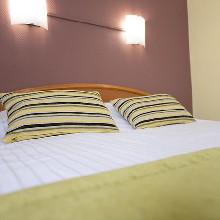 Hotel Cheval De Bronze Remiremont Bagian luar foto