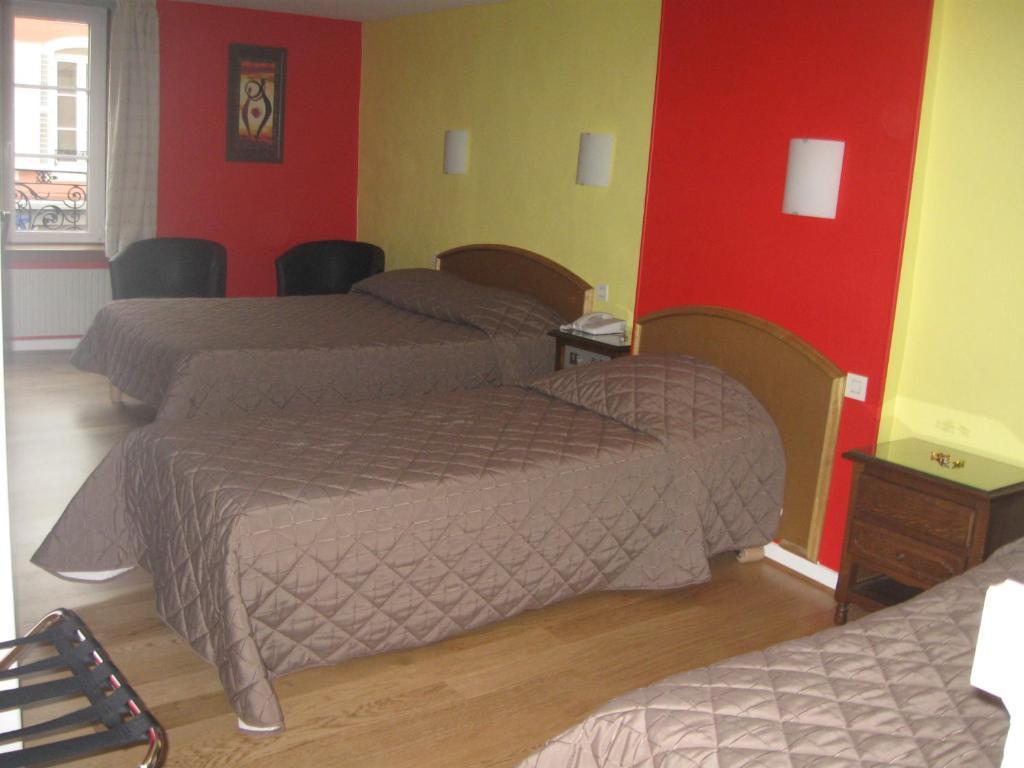 Hotel Cheval De Bronze Remiremont Ruang foto