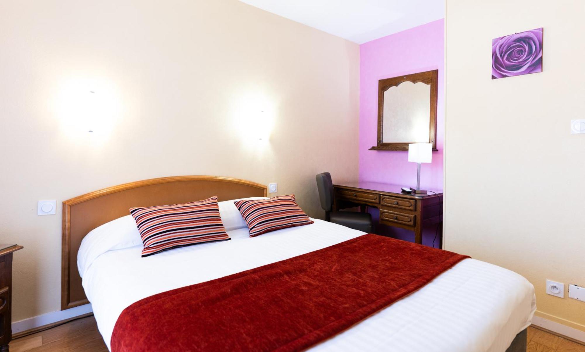 Hotel Cheval De Bronze Remiremont Bagian luar foto