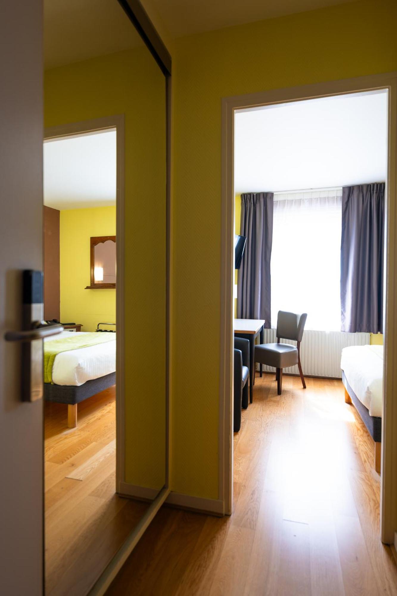 Hotel Cheval De Bronze Remiremont Bagian luar foto