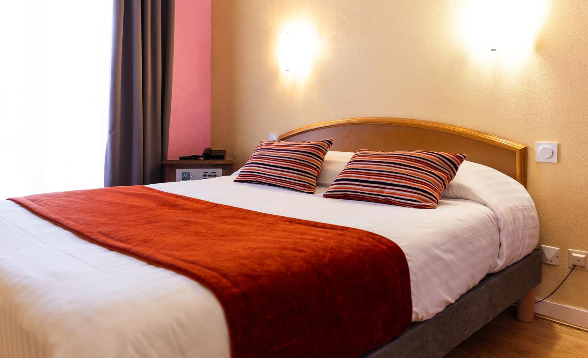 Hotel Cheval De Bronze Remiremont Bagian luar foto