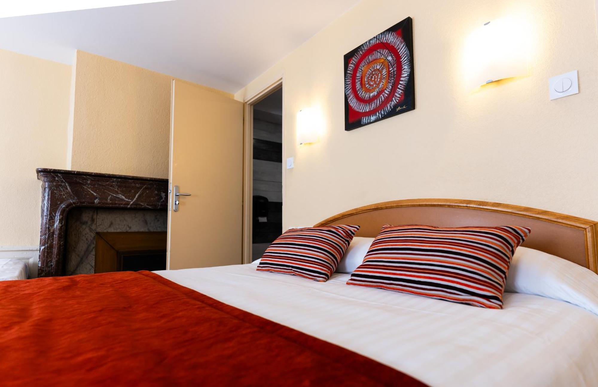 Hotel Cheval De Bronze Remiremont Bagian luar foto