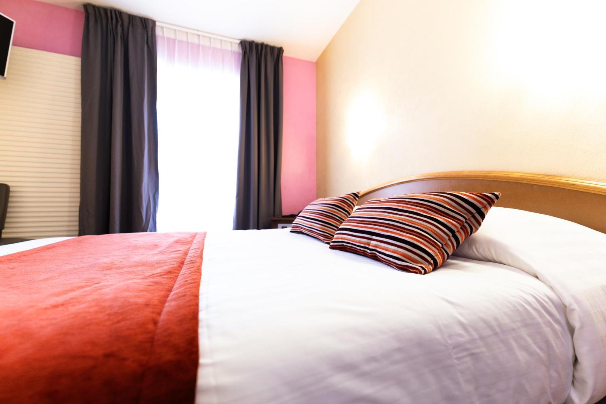 Hotel Cheval De Bronze Remiremont Bagian luar foto