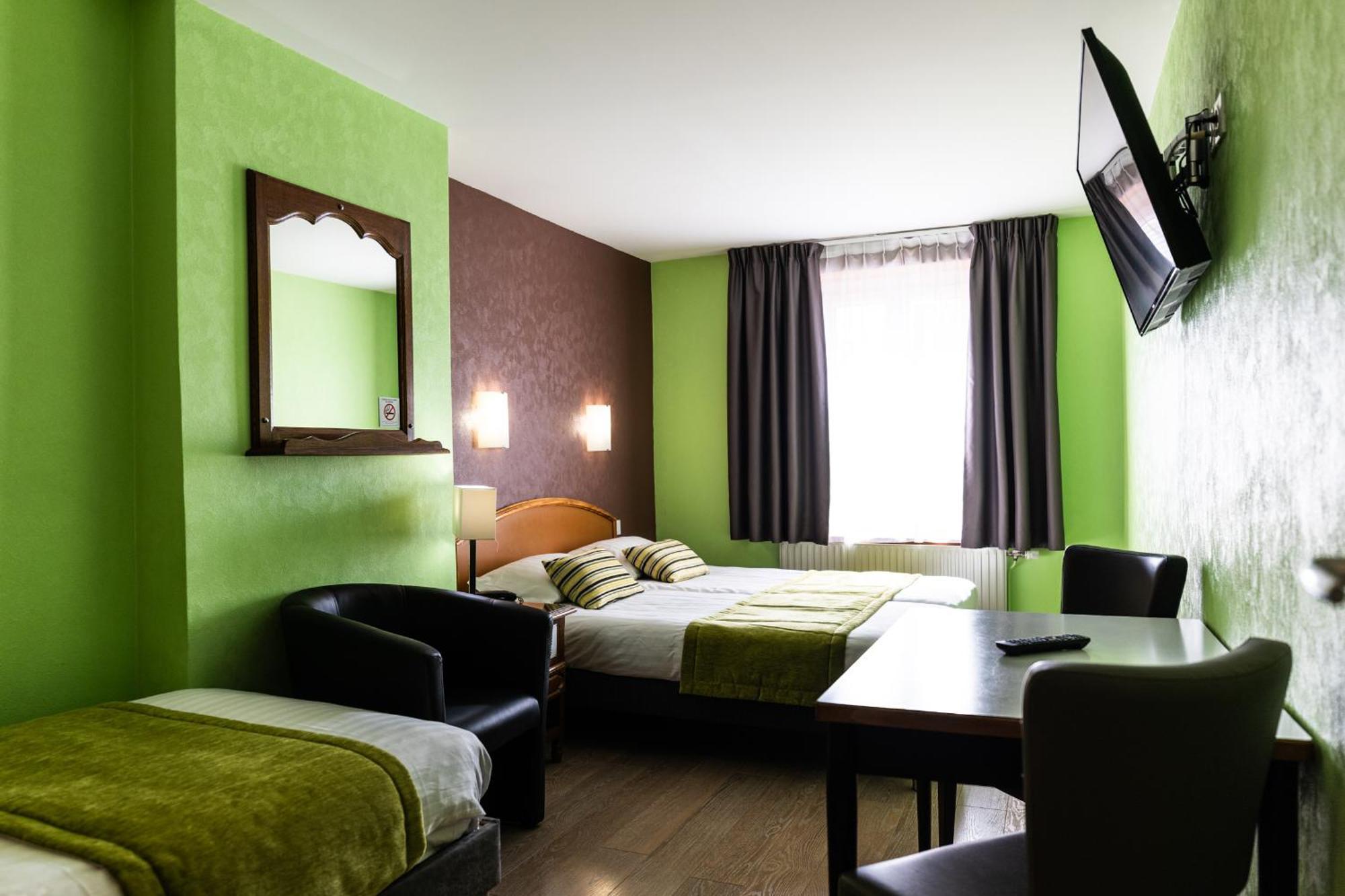 Hotel Cheval De Bronze Remiremont Bagian luar foto