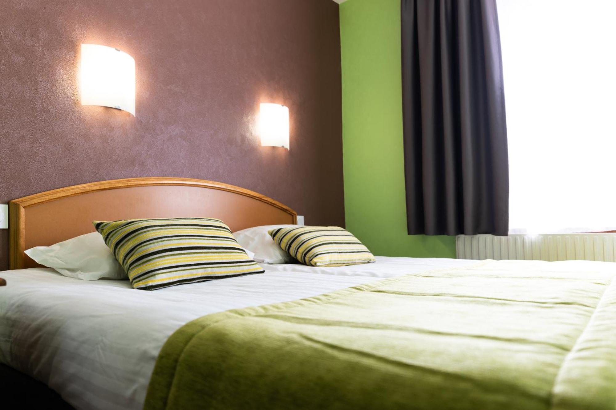 Hotel Cheval De Bronze Remiremont Bagian luar foto