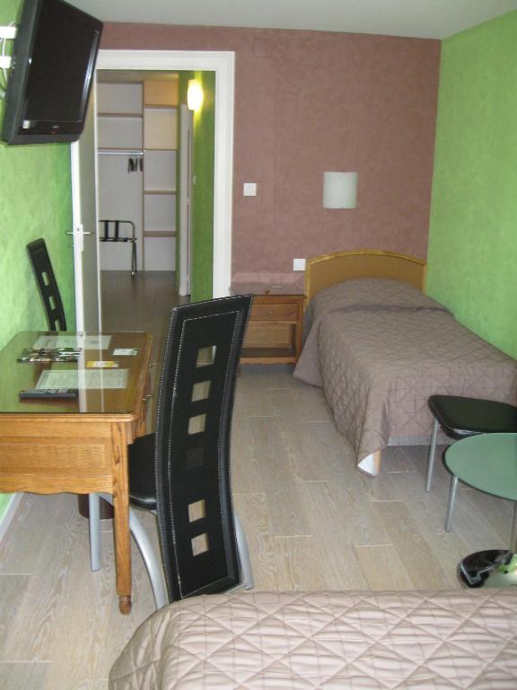 Hotel Cheval De Bronze Remiremont Ruang foto