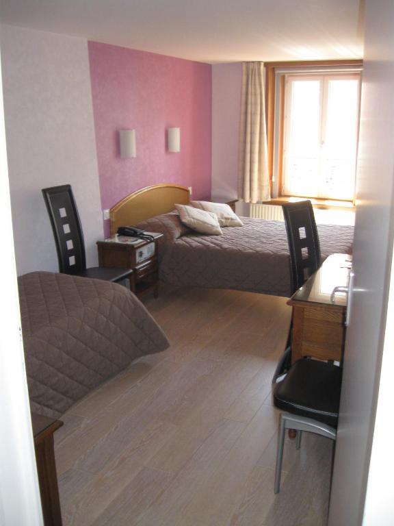 Hotel Cheval De Bronze Remiremont Ruang foto