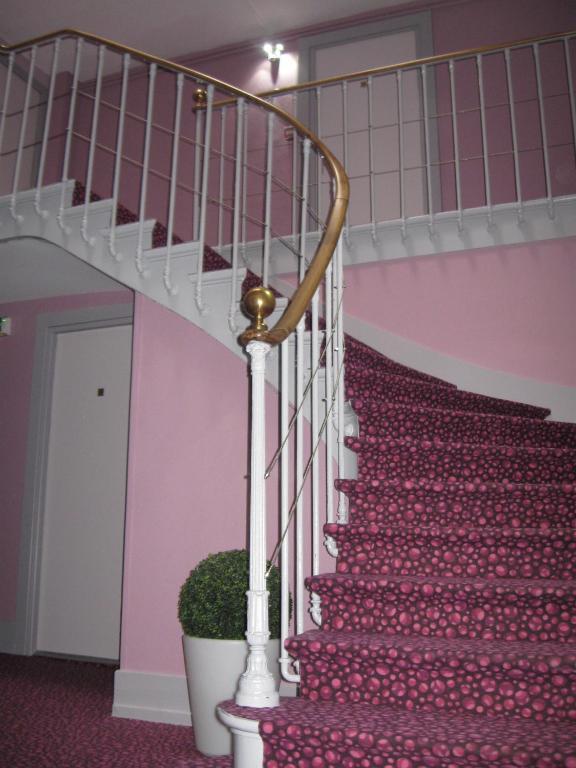 Hotel Cheval De Bronze Remiremont Bagian luar foto