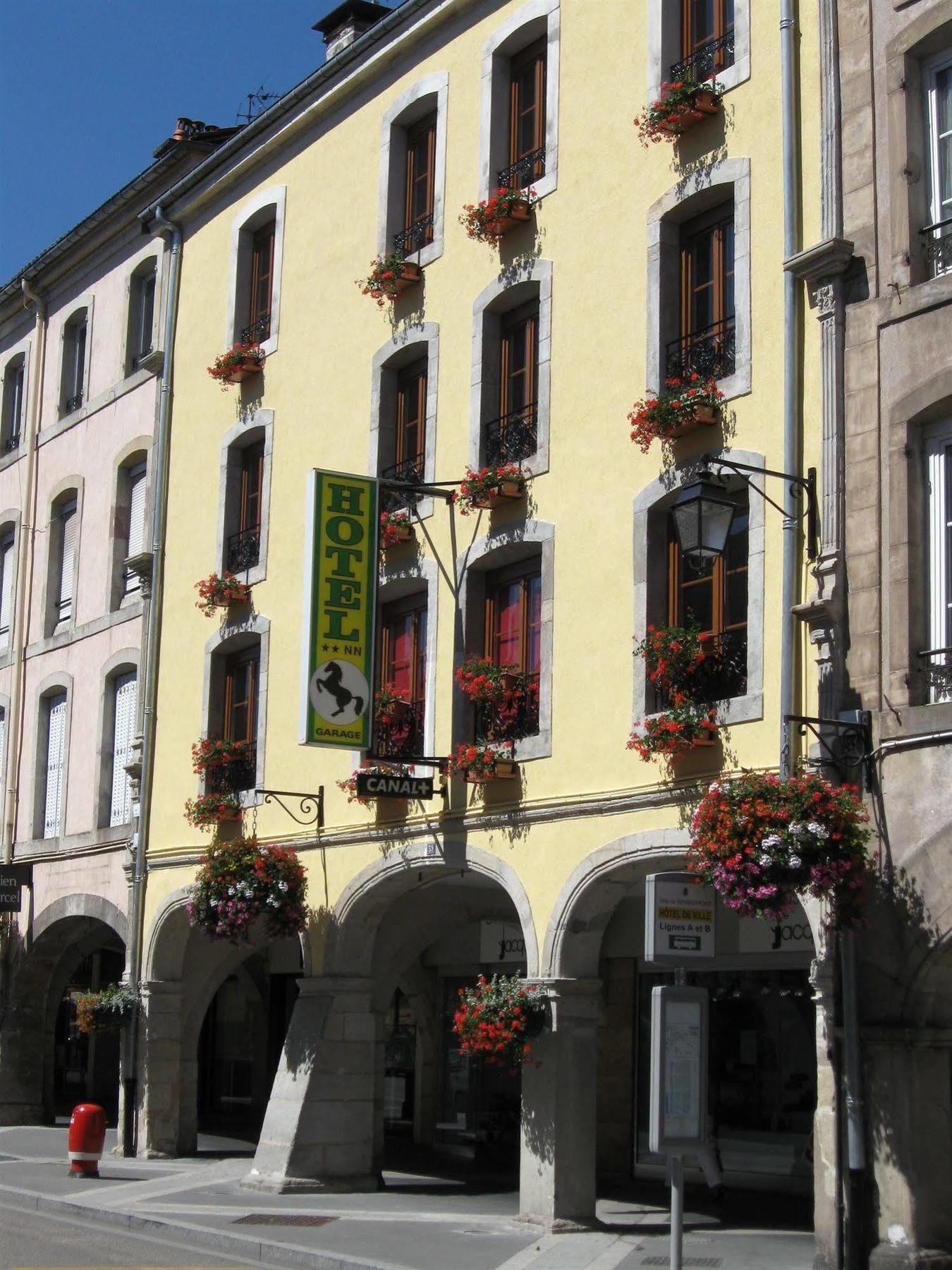 Hotel Cheval De Bronze Remiremont Bagian luar foto