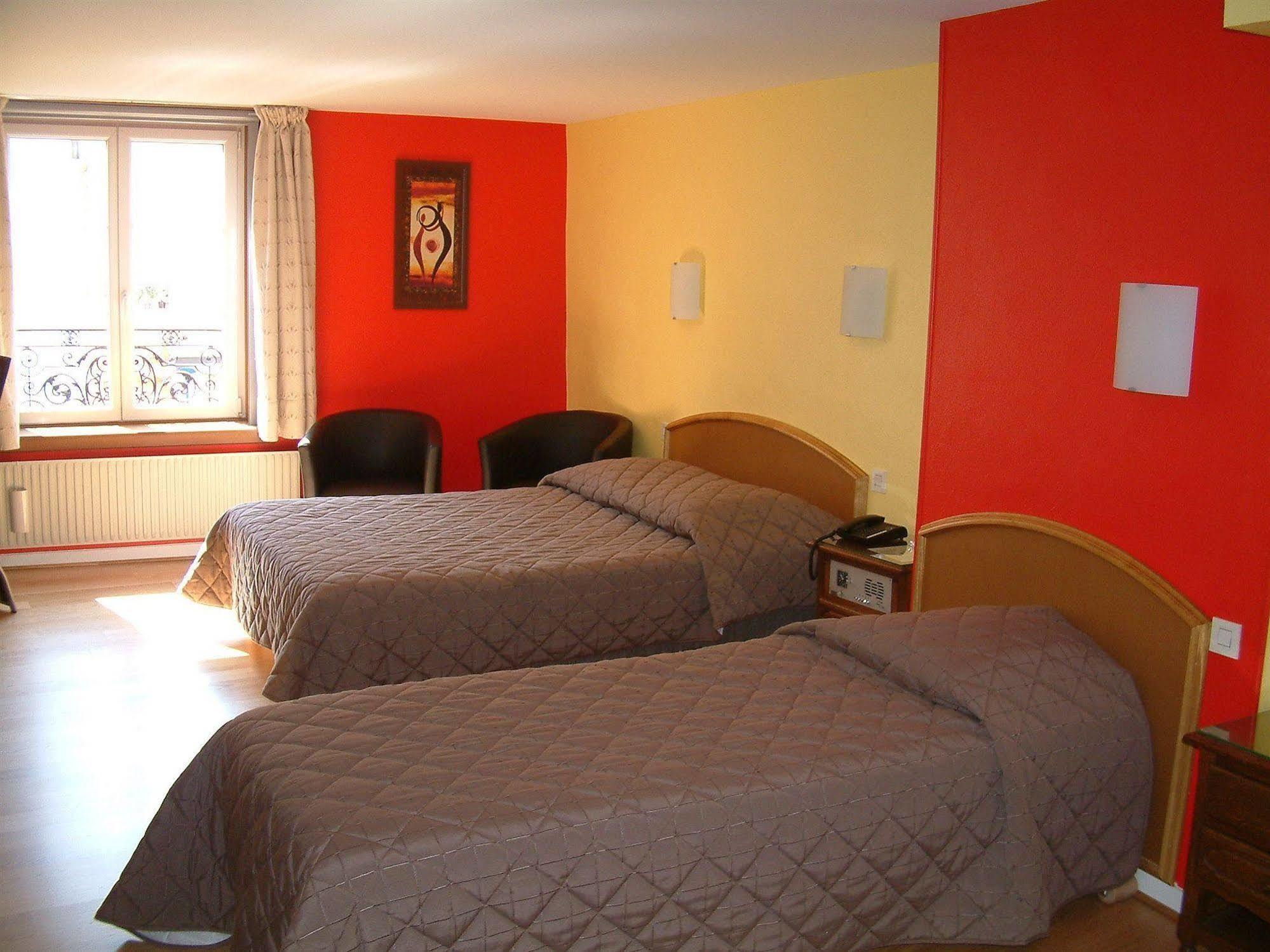 Hotel Cheval De Bronze Remiremont Bagian luar foto