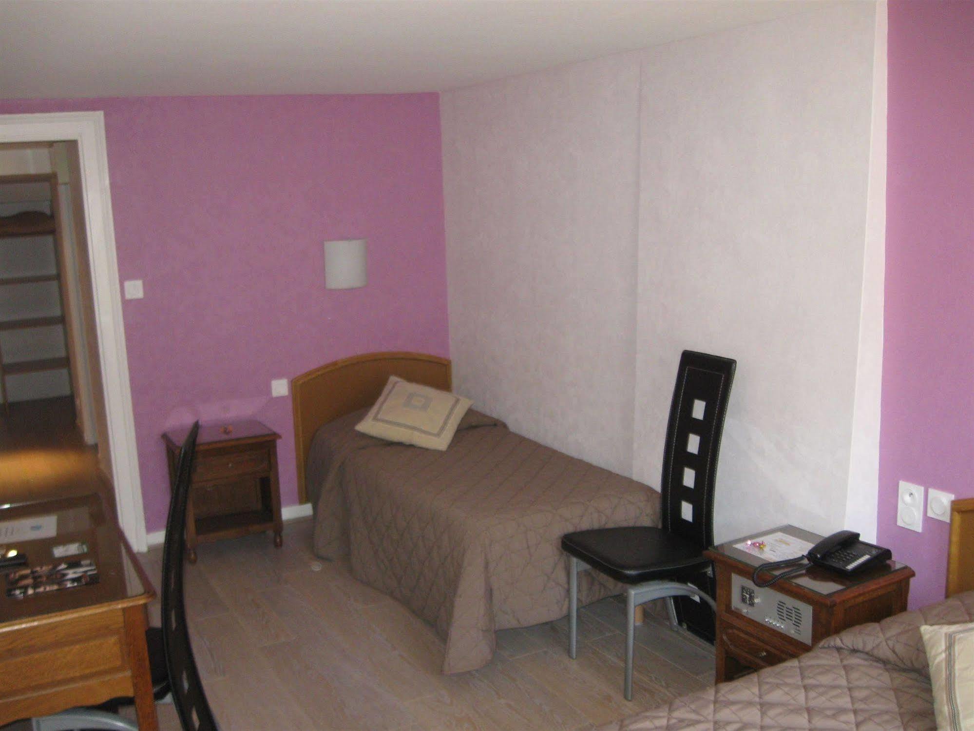 Hotel Cheval De Bronze Remiremont Bagian luar foto