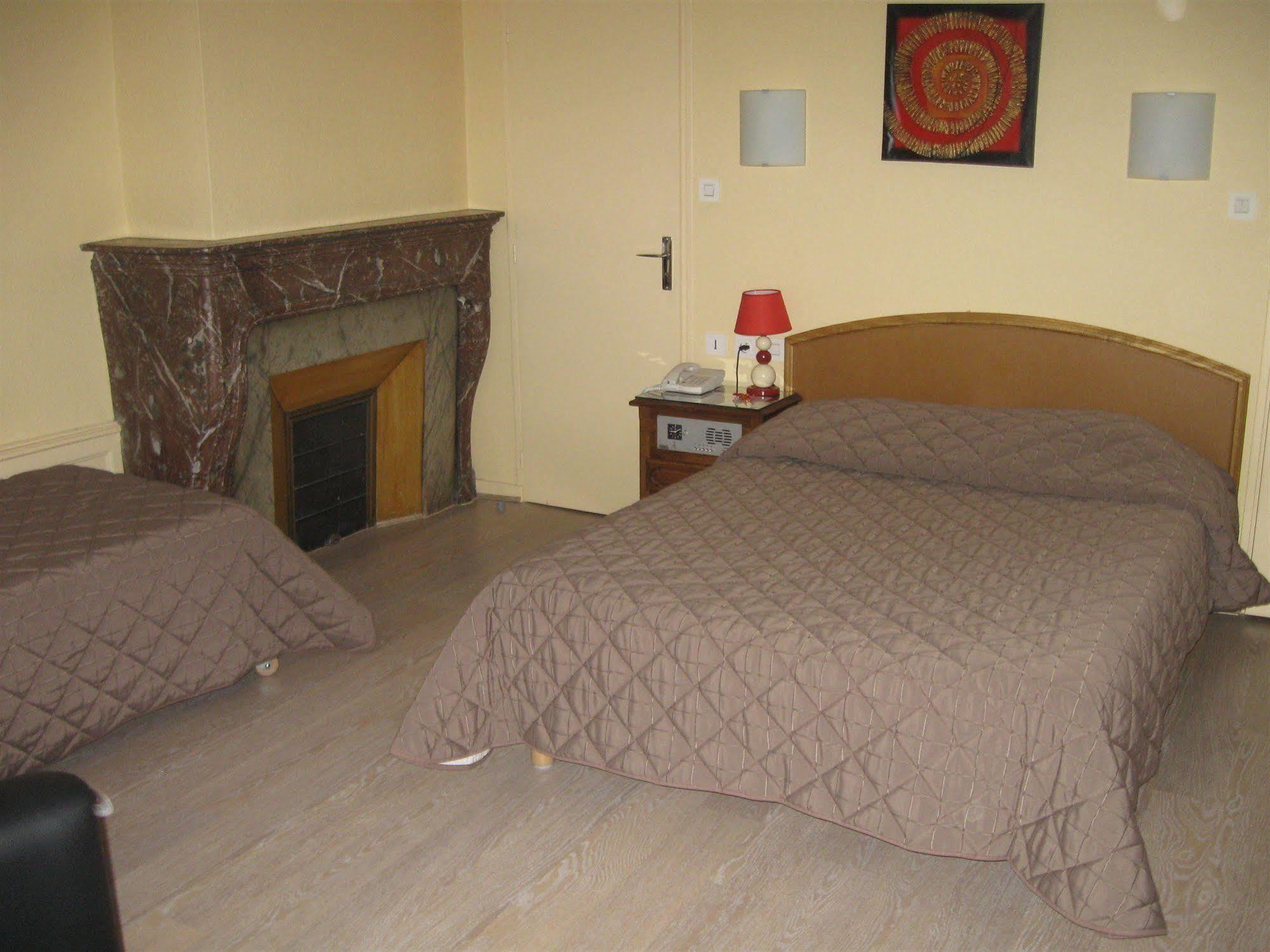 Hotel Cheval De Bronze Remiremont Bagian luar foto