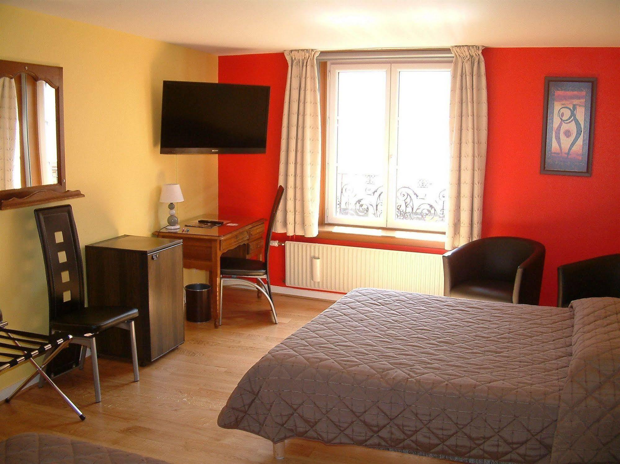 Hotel Cheval De Bronze Remiremont Bagian luar foto