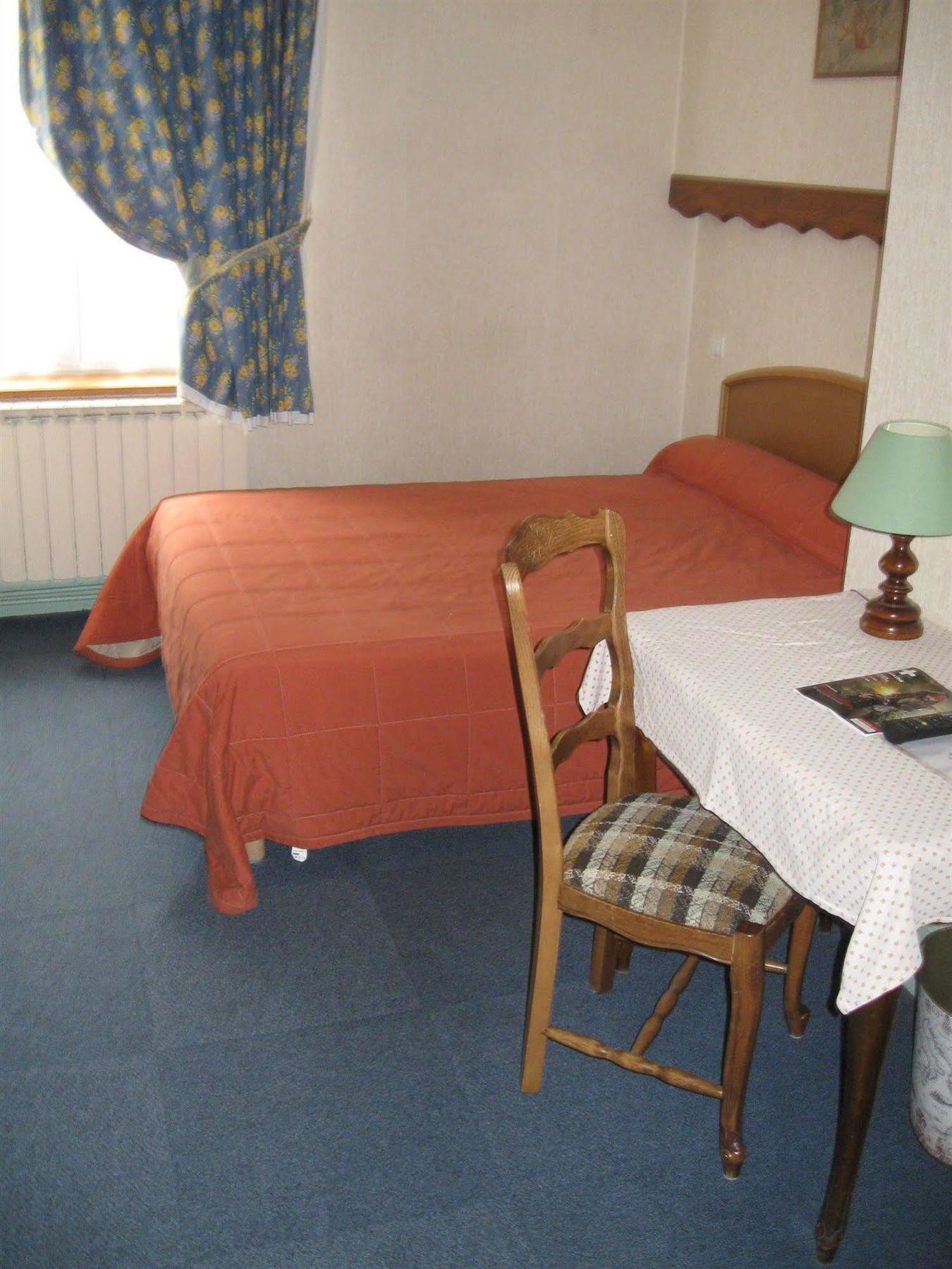 Hotel Cheval De Bronze Remiremont Bagian luar foto