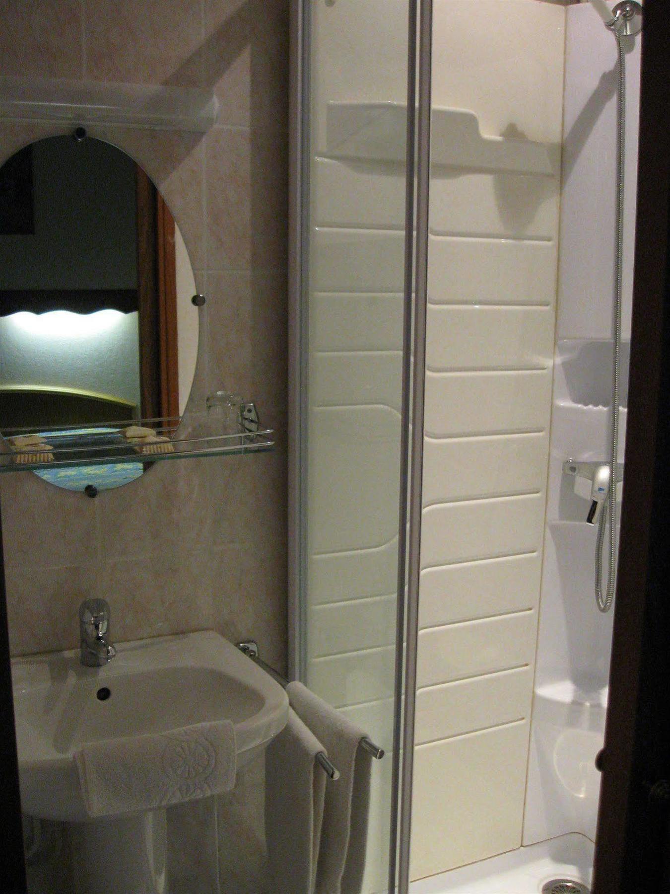 Hotel Cheval De Bronze Remiremont Bagian luar foto