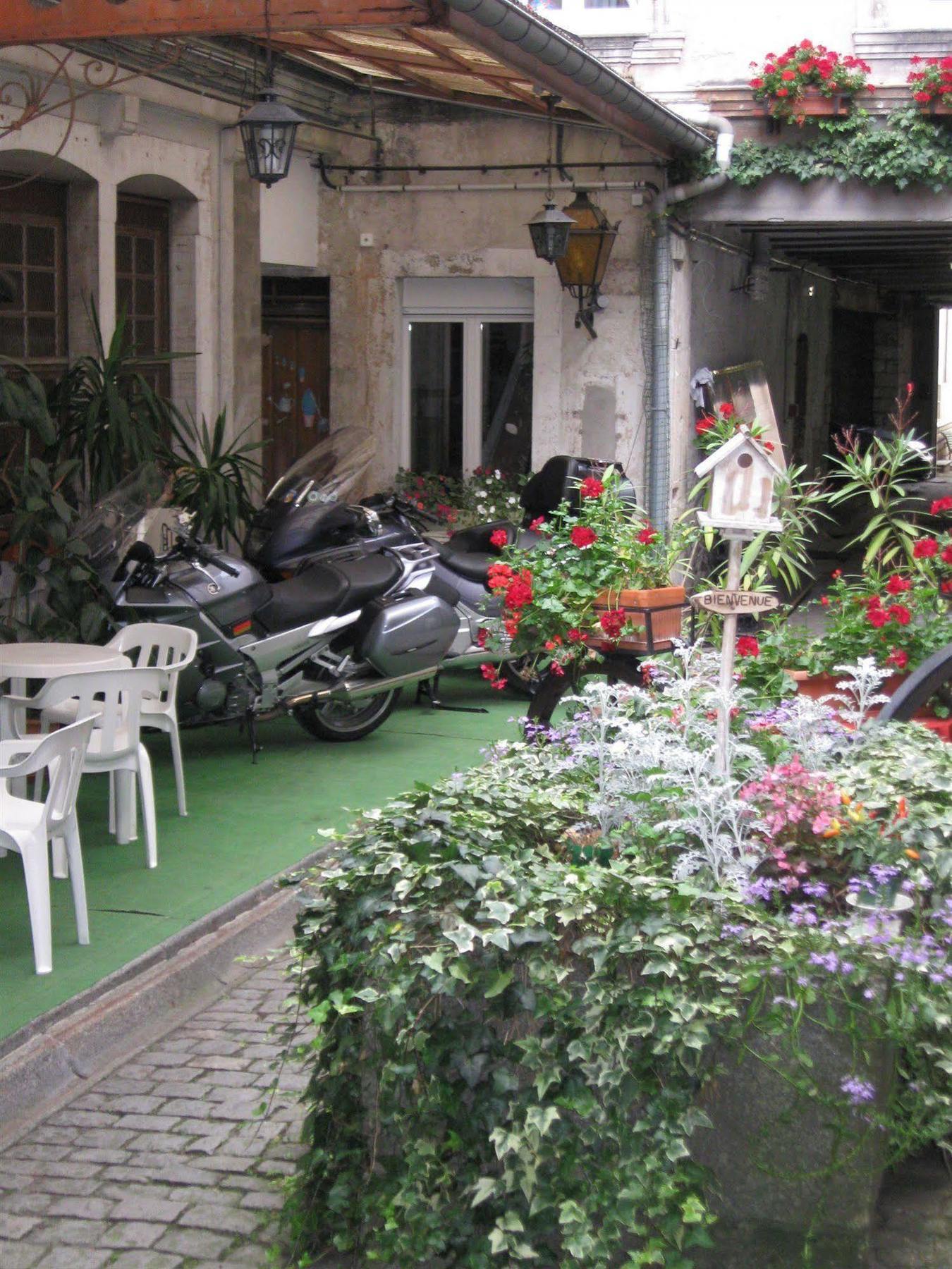 Hotel Cheval De Bronze Remiremont Bagian luar foto